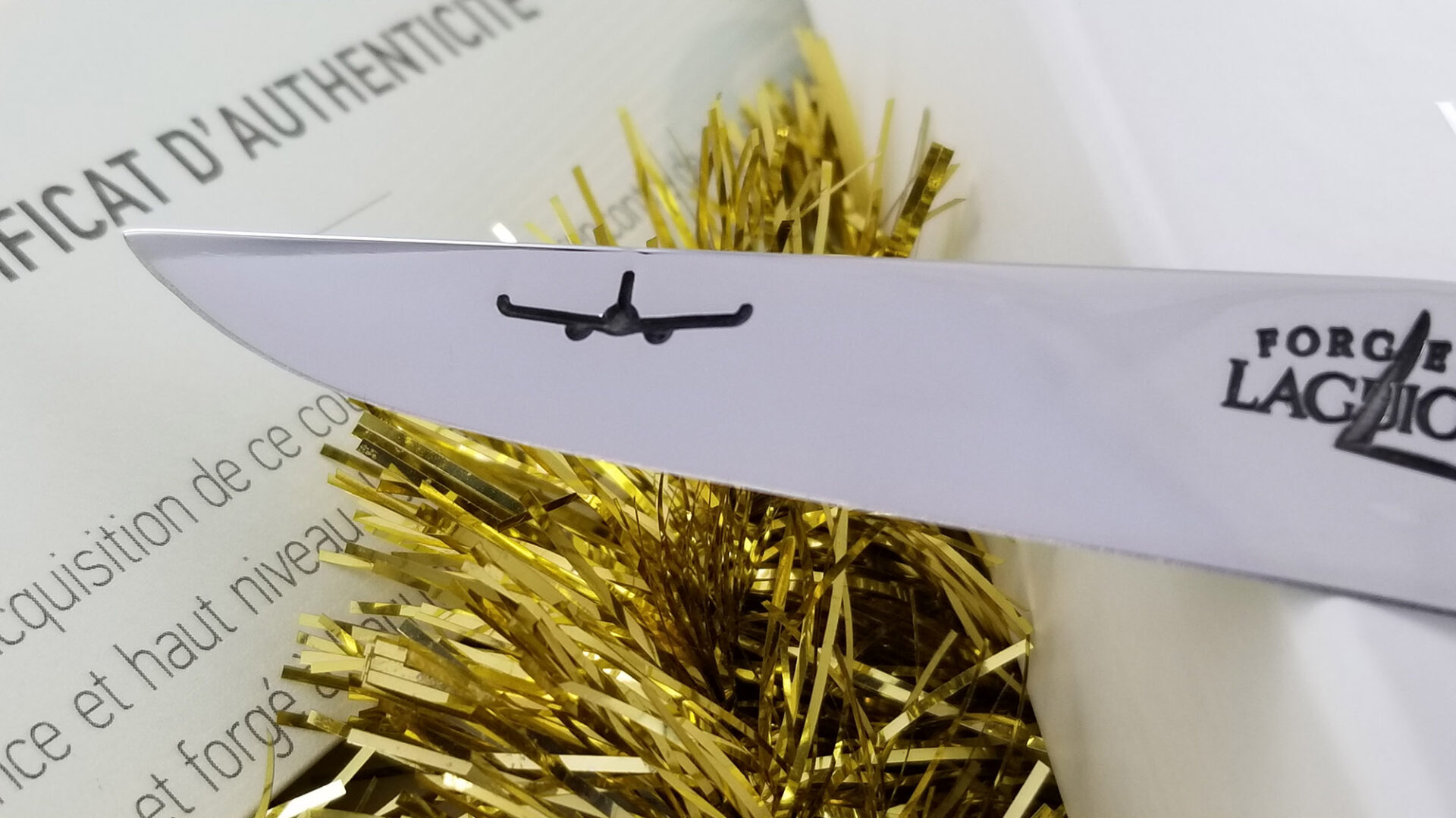 Couteau Forge de Laguiole Airbus A350XWB Manche Acrylique Blanc et Carbone 2 Mitres Inox Brillant 11cm