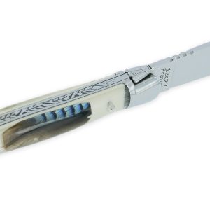 Couteau Laguiole Arbalète Manche en Résine Acrylique incrustation plume de Geai Ressort Guilloché 1 Pièce 2 Mitres Finition Brillante 12cm