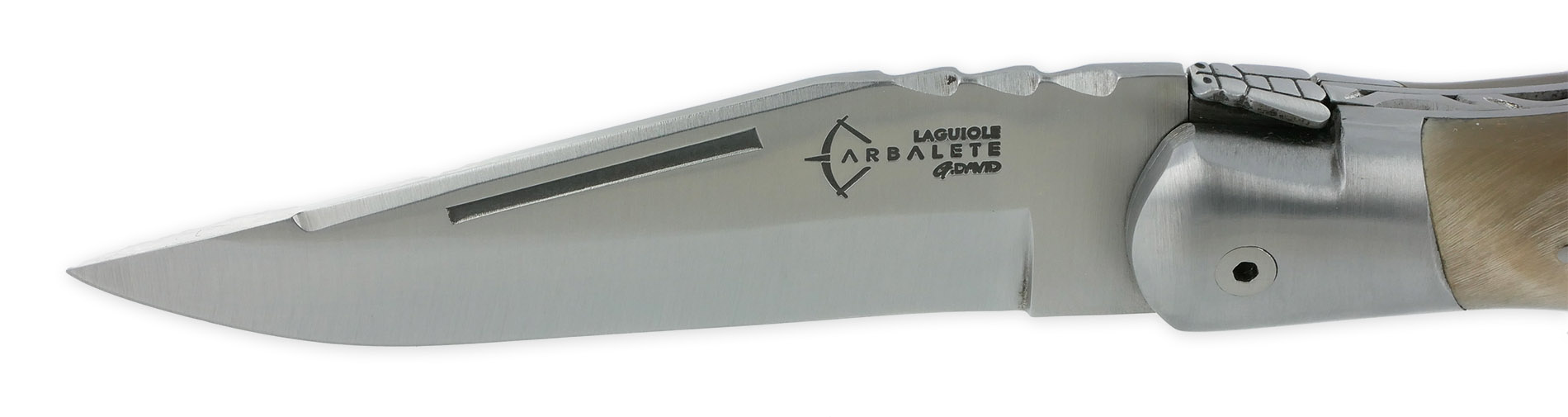 Couteau Laguiole de Chasse Arbalète Manche Croute de Bélier Blond Finition Brossée 12cm