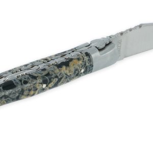 Couteau Laguiole en Aubrac 1 Pièce 12 cm Double Platines et ressort guillochés Manche en Pierre de Lave Noire 2 Mitres Inox Brossé Lame Inox Brossé