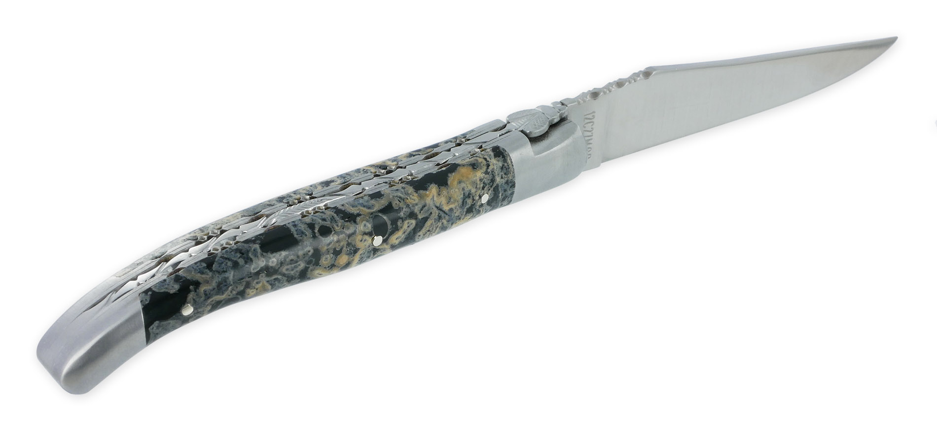 Couteau Laguiole en Aubrac 1 Pièce 12 cm Double Platines et ressort guillochés Manche en Pierre de Lave Noire 2 Mitres Inox Brossé Lame Inox Brossé