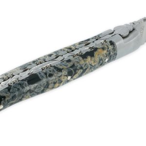 Couteau Laguiole en Aubrac 1 Pièce 12 cm Double Platines et ressort guillochés Manche en Pierre de Lave Noire 2 Mitres Inox Brossé Lame Inox Brossé
