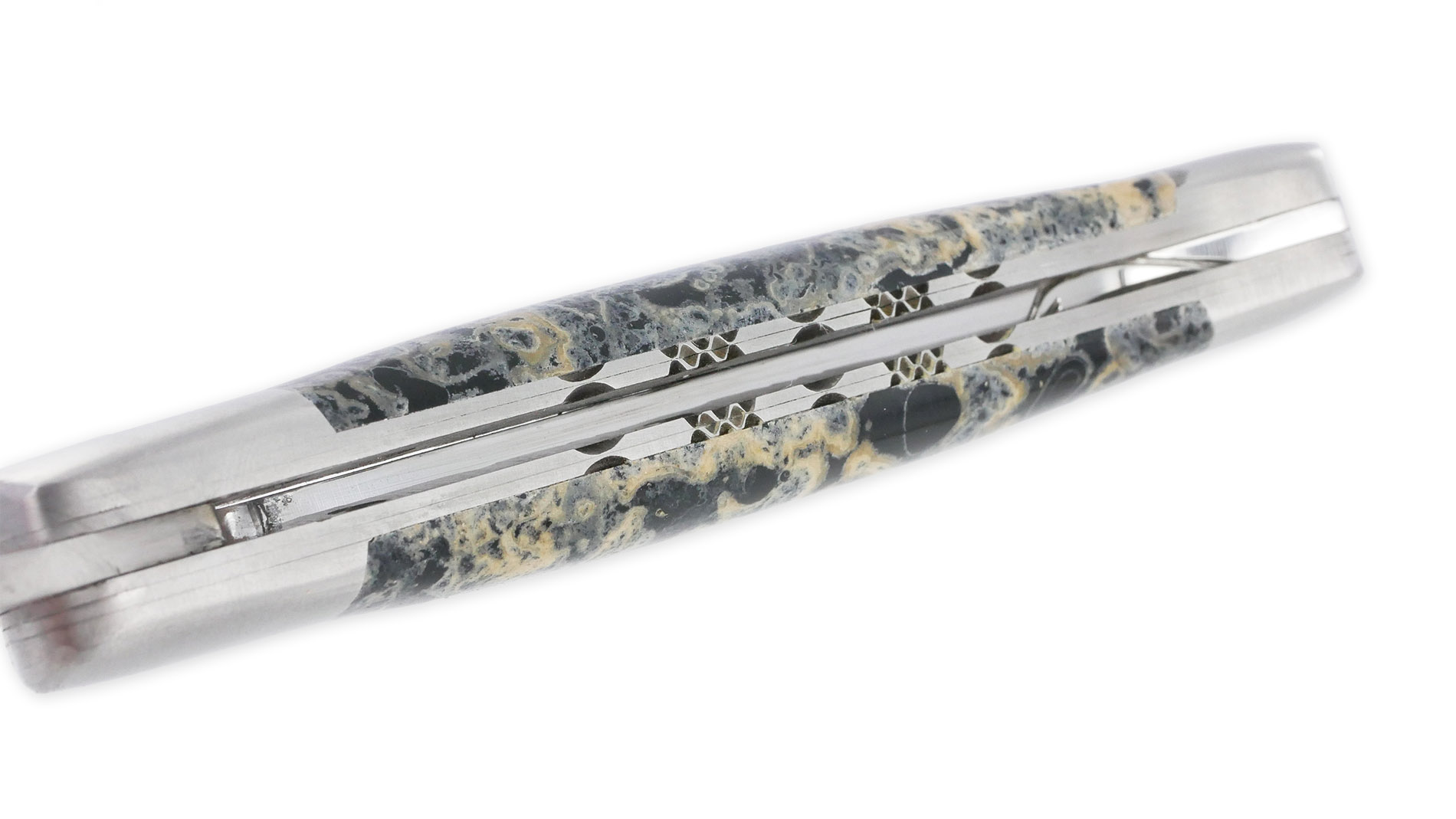 Couteau Laguiole en Aubrac 1 Pièce 12 cm Double Platines et ressort guillochés Manche en Pierre de Lave Noire 2 Mitres Inox Brossé Lame Inox Brossé