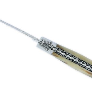 Couteau Laguiole en Aubrac 1 Pièce 12 cm Double Platines Guillochées Pointe de Corne Flammée 2 Mitres Inox Brillant Ressort spiral Mouche Prestige N°6