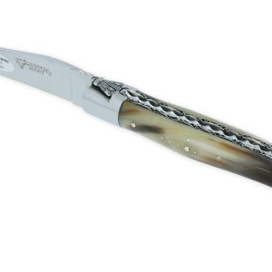 Couteau Laguiole en Aubrac 1 Pièce 12 cm Double Platines Guillochées Pointe de Corne Flammée 2 Mitres Inox Brillant Ressort spiral Mouche Prestige N°6