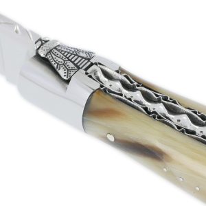 Couteau Laguiole en Aubrac 1 Pièce 12 cm Double Platines Guillochées Pointe de Corne Flammée 2 Mitres Inox Brillant Ressort spiral Mouche Prestige N°6