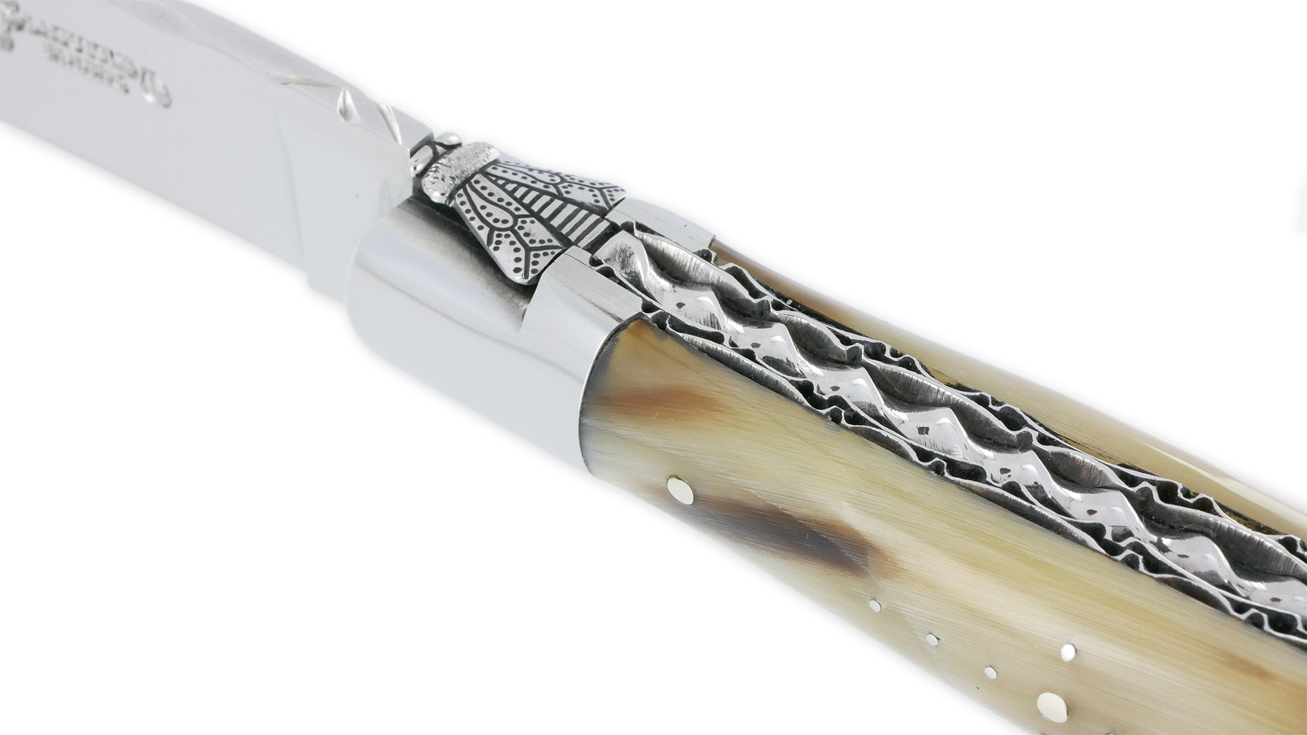 Couteau Laguiole en Aubrac 1 Pièce 12 cm Double Platines Guillochées Pointe de Corne Flammée 2 Mitres Inox Brillant Ressort spiral Mouche Prestige N°6
