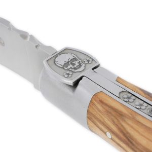 Couteau Laguiole en Aubrac 1 Pièce 12 cm Manche Olivier Ressort Gravé Mouche Forgée Prestige Tête de Mort 2 Mitres Inox Brossé