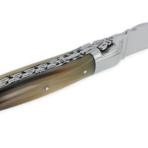 Couteau Laguiole en Aubrac 1 pièce 12cm Manche en Pointe de Corne Blonde 2 Mitres Double Platines et Ressort Guillochés Num4