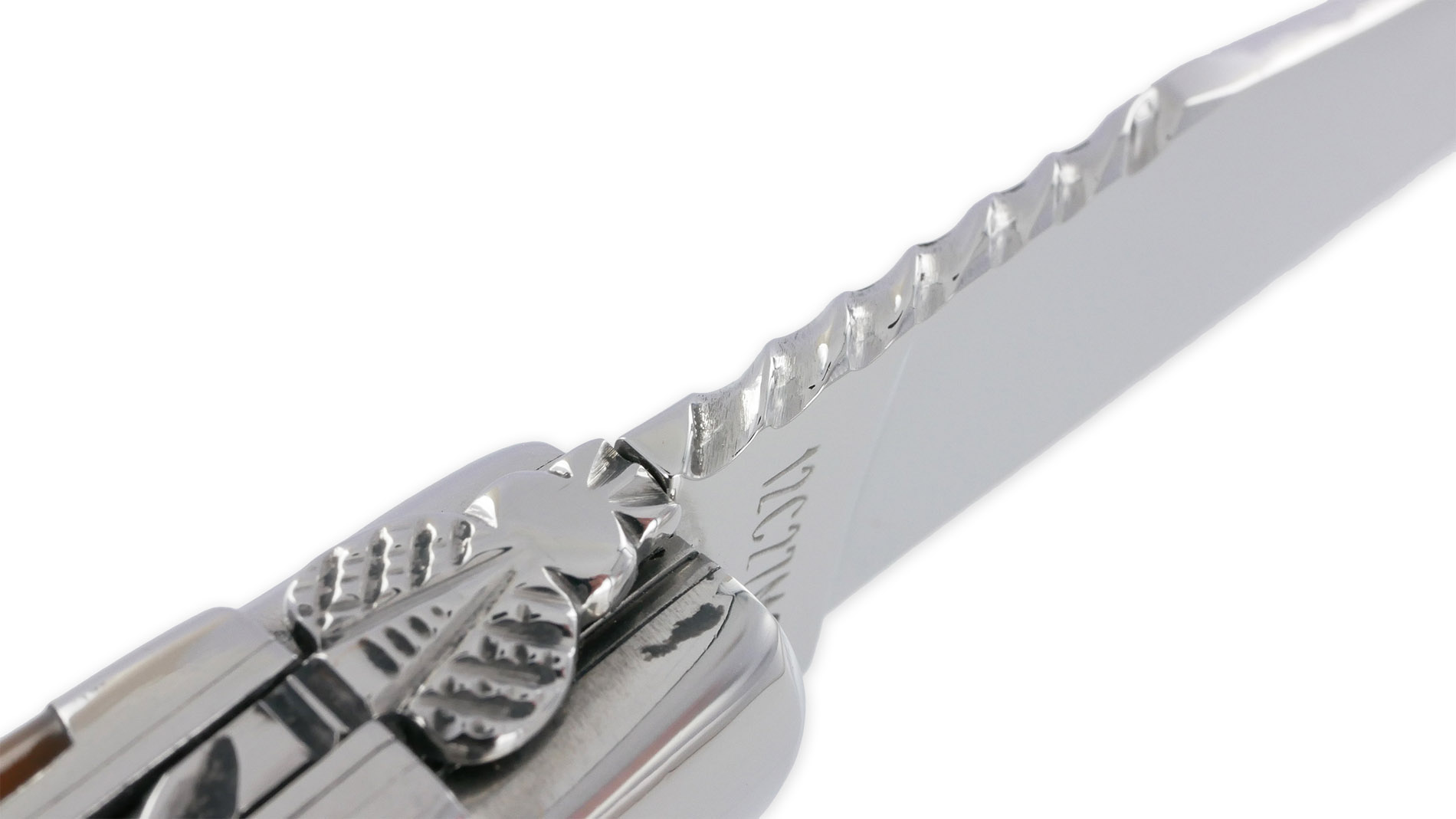 Couteau Laguiole en Aubrac 1 piece 12cm Pointe de Corne 2 Mitres Inox Brillant Double Platines et Ressort Spirale Guillochés Finition Brillante
