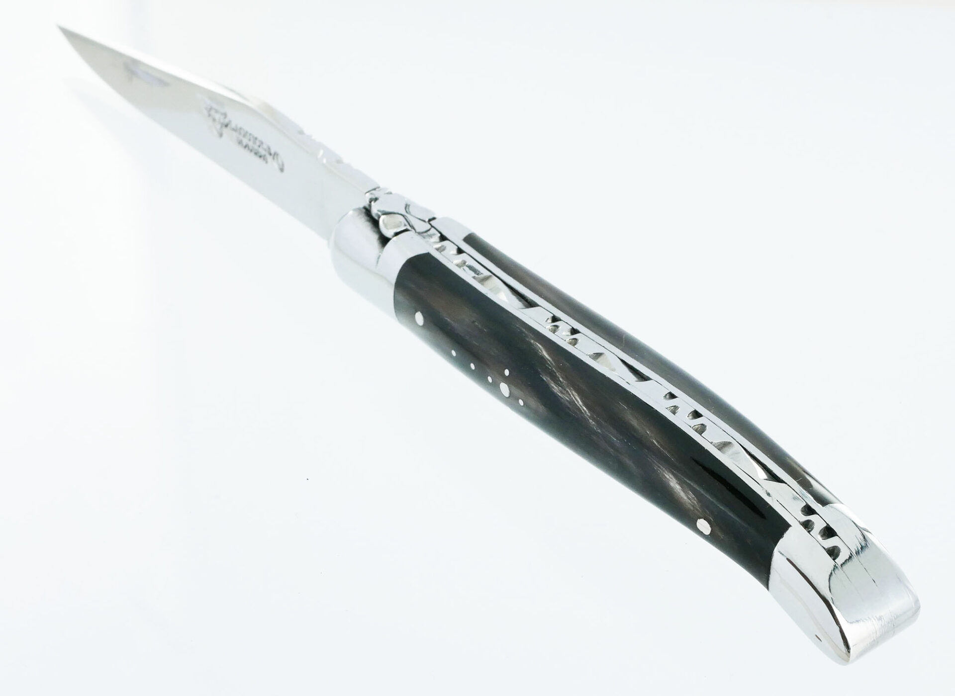 Couteau_Laguiole_en_Aubrac_1_piece_Manche_Buffle_2_Mitres_Inox_brillant_10cm_0