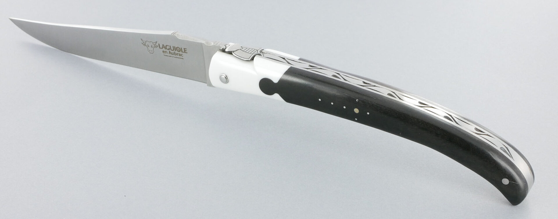Couteau Laguiole en Aubrac NEO 1 Pièce 14 cm Plein Manche en Ebène et Corian Blanc Finition Inox Brossé