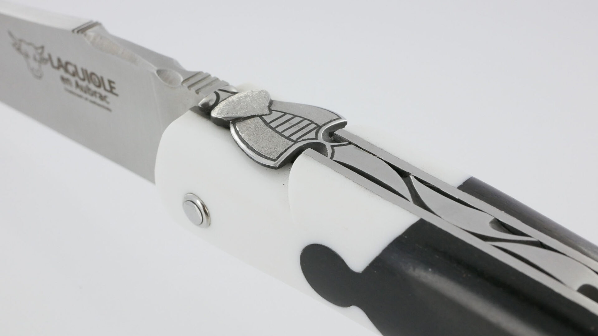 Couteau Laguiole en Aubrac NEO 1 Pièce 14 cm Plein Manche en Ebène et Corian Blanc Finition Inox Brossé