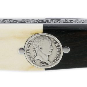 Couteau Laguiole Prestige Créateur 1 Pièce 15 cm Incrustation Monnaie Napoléon Plein Manche Bi Matière Ivoire de Mammouth et Ebène Lame Damas Mouche Prestige Aigle Impérial Pièce Unique