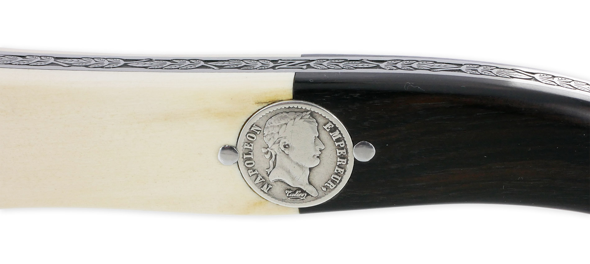 Couteau Laguiole Prestige Créateur 1 Pièce 15 cm Incrustation Monnaie Napoléon Plein Manche Bi Matière Ivoire de Mammouth et Ebène Lame Damas Mouche Prestige Aigle Impérial Pièce Unique