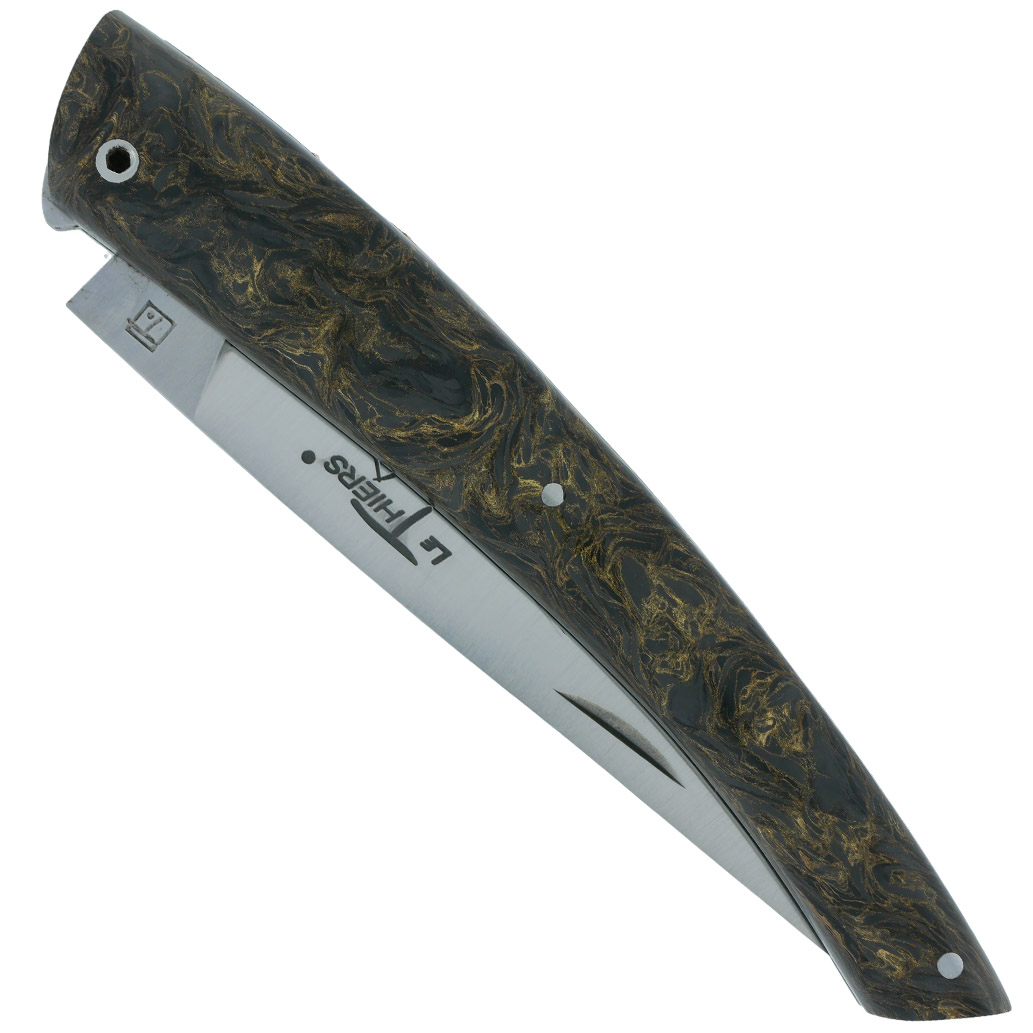 Couteau le Thiers Laguiole Arbalète Plein Manche Carbone incrustation fils d'Or Ressort Guilloché Finition Brossée 12cm