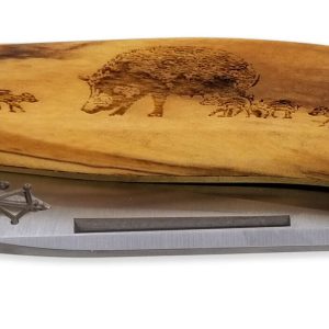 Couteau_de_Chasse_Cube_Laguiole_Arbalète_Plein_Manche_Olivier_avec_Gravure_Sanglier_12cm