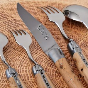 Set de table individuel Laguiole en Aubrac 5 pièces Manches en Genévrier Finition Brossée