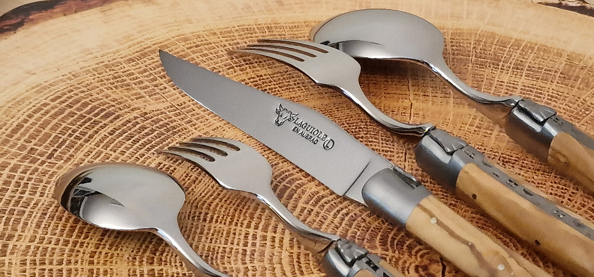 Set de table individuel Laguiole en Aubrac 5 pièces Manches en Olivier Finition Brossée