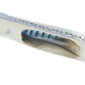 Couteau Laguiole Arbalète Manche en Résine Acrylique incrustation plume de Geai Ressort Guilloché 1 Pièce 2 Mitres Finition Brillante 12cm