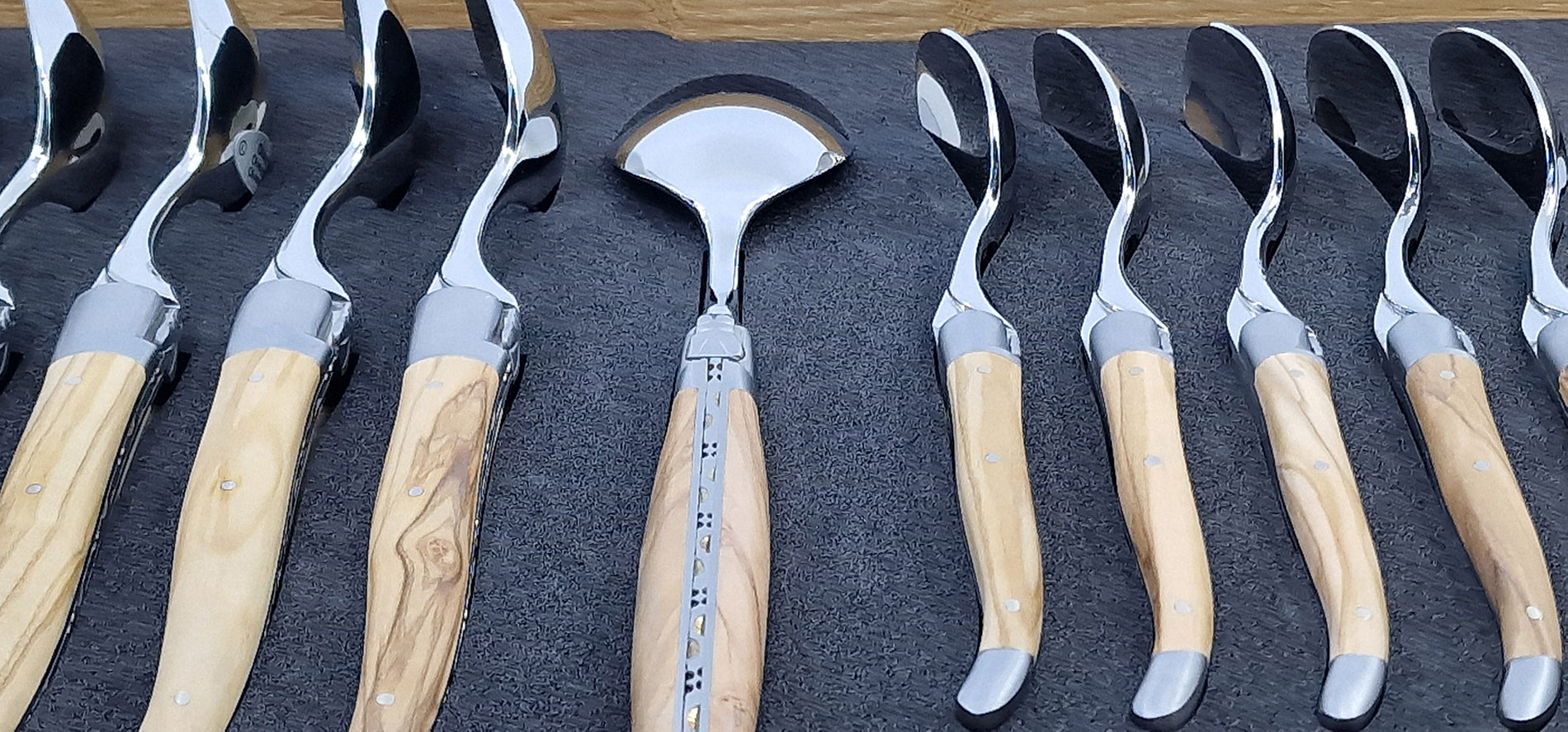 Ménagère Laguiole en Aubrac en Olivier (24 pièces)