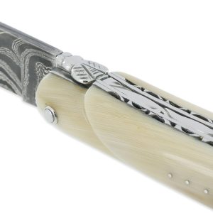 Couteau Laguiole en Aubrac 1 pièce 12cm 2 Plein Manche Pointe de Corne Double Platines Lame Damas Feuilleté