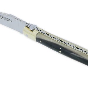 Couteau Laguiole en Aubrac 1 pièce 12cm Manche Pointe de Corne Flammée Mitres et Platines Laiton Brillant Ressort Guilloché