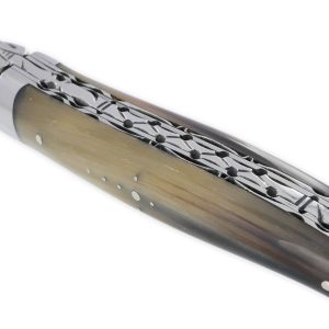 Couteau Laguiole en Aubrac 1 pièce 12cm Manche en Pointe de Corne Blonde 2 Mitres Double Platines et Ressort Guillochés Num4