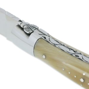 Couteau Laguiole en Aubrac 1 pièce 12cm Pointe de Corne 2 Mitres Inox Brillant Platines et Ressort Guillochés Finition Brillante