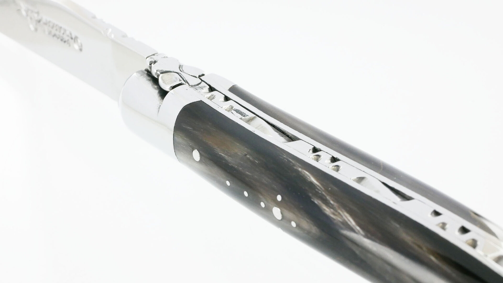 Couteau_Laguiole_en_Aubrac_1_piece_Manche_Buffle_2_Mitres_Inox_brillant_10cm_0