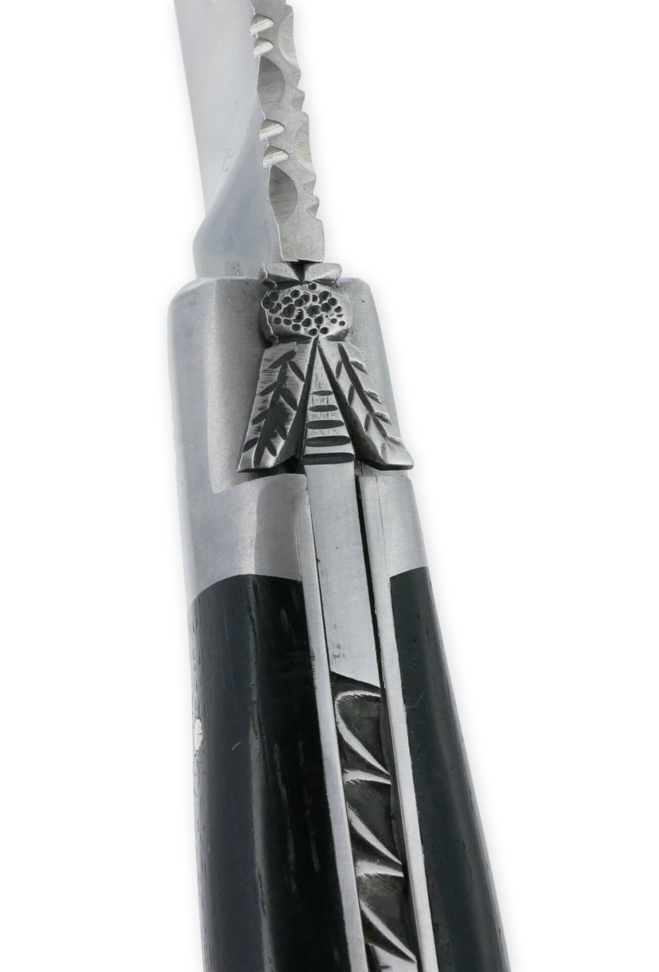 Couteau Laguiole en Aubrac L’Elégant 1 pièce 12cm Manche Ebène 2 Mitres Inox Brossé Ressort guilloché feuillage Mouche Prestige