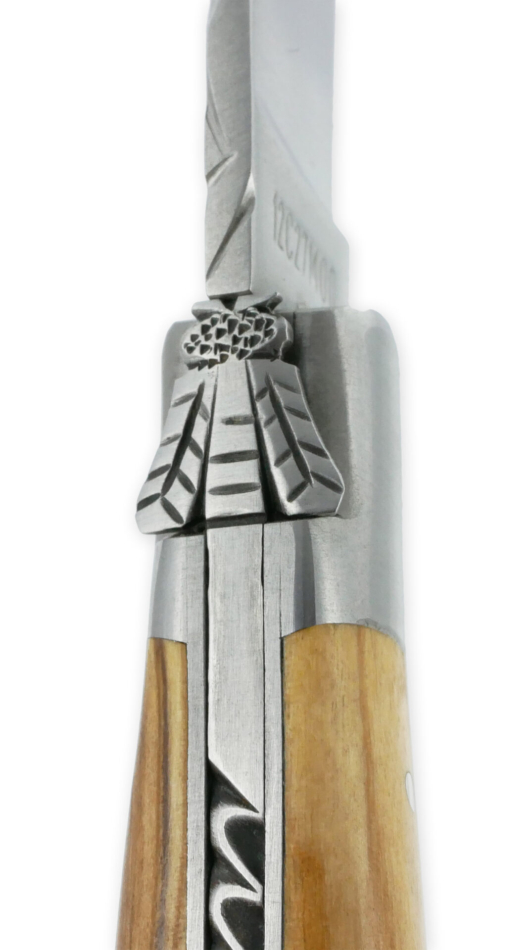 Couteau Laguiole en Aubrac L'Elégant 1 pièce 12cm Manche Olivier 2 Mitres Inox Brossé Ressort guilloché feuillage Mouche Prestige