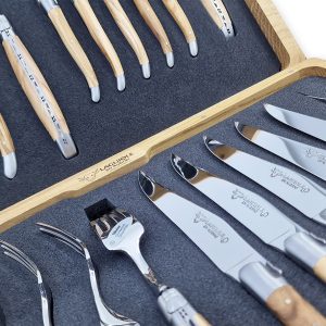 Ménagère Laguiole en Aubrac en Olivier (24 pièces)