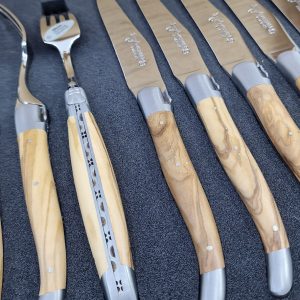 Ménagère Laguiole en Aubrac en Olivier (24 pièces)