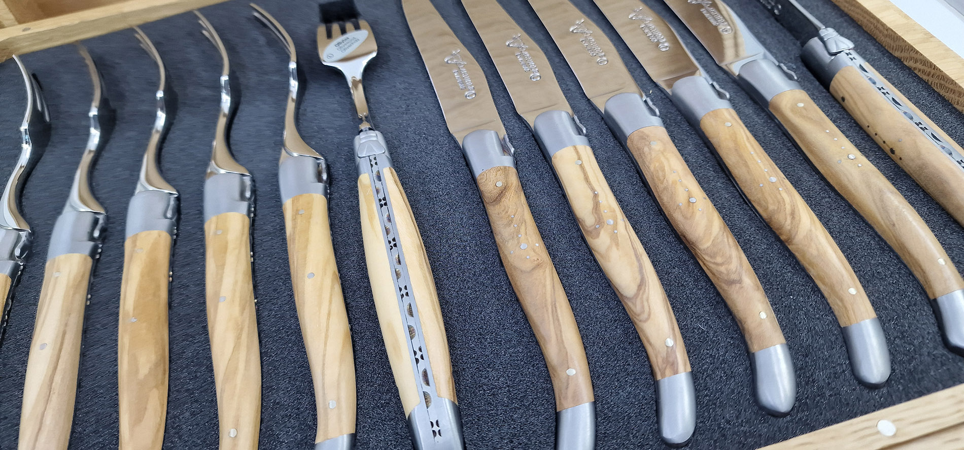 Ménagère Laguiole en Aubrac en Olivier (24 pièces)