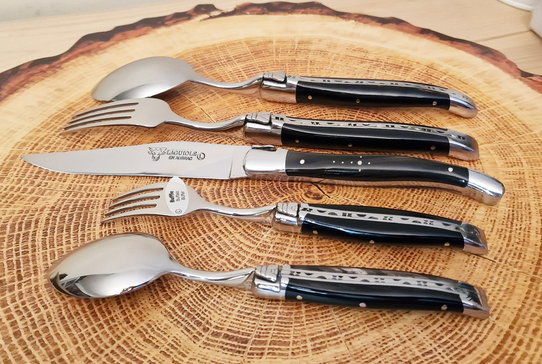 Set de table individuel Laguiole en Aubrac 5 pièces Manches en Buffle Finition Brillante