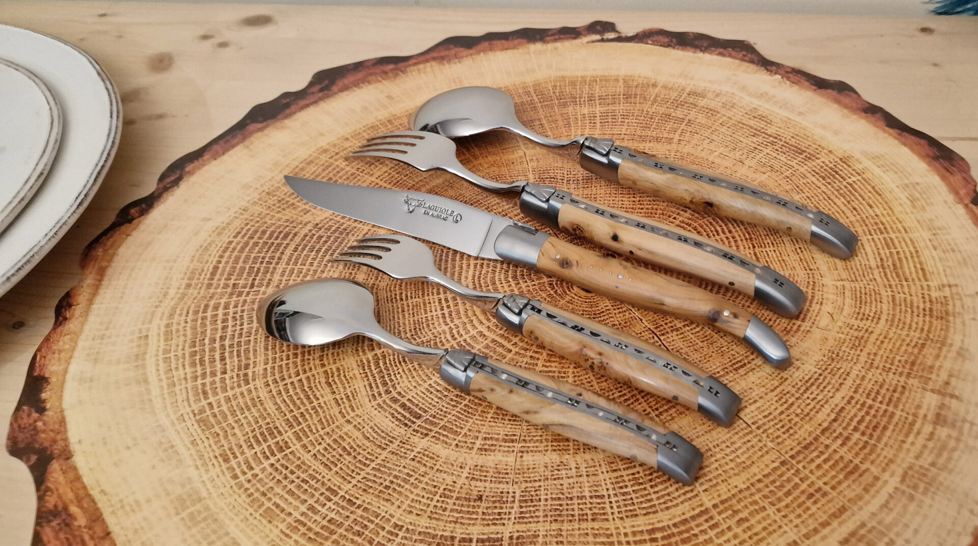 Set de table individuel Laguiole en Aubrac 5 pièces Manches en Genévrier Finition Brossée