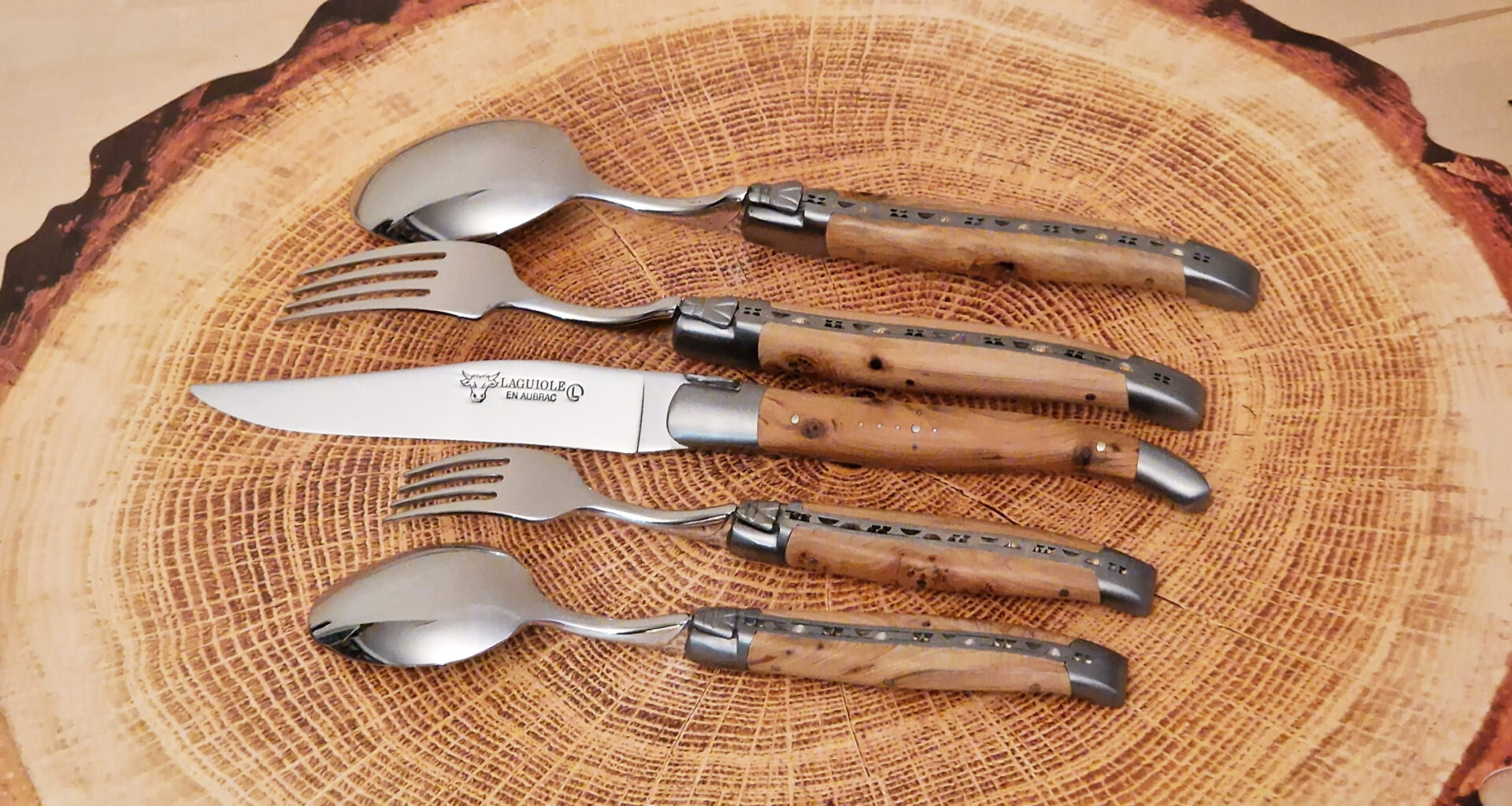 Set de table individuel Laguiole en Aubrac 5 pièces Manches en Genévrier Finition Brossée