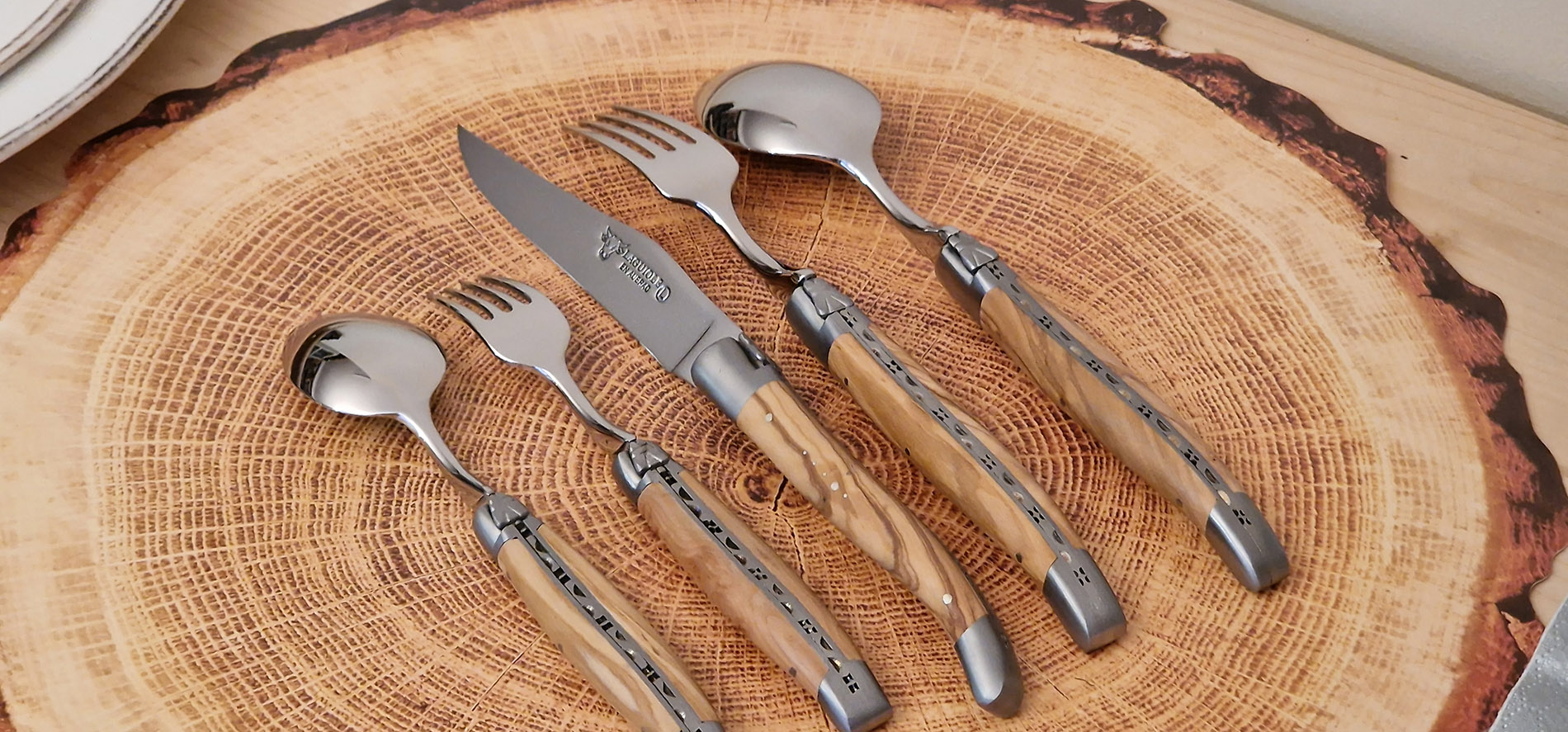Set de table individuel Laguiole en Aubrac 5 pièces Manches en Olivier Finition Brossée