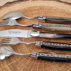 Set de table individuel Laguiole en Aubrac 5 pièces Manches en Pointe de Corne Finition Brillante