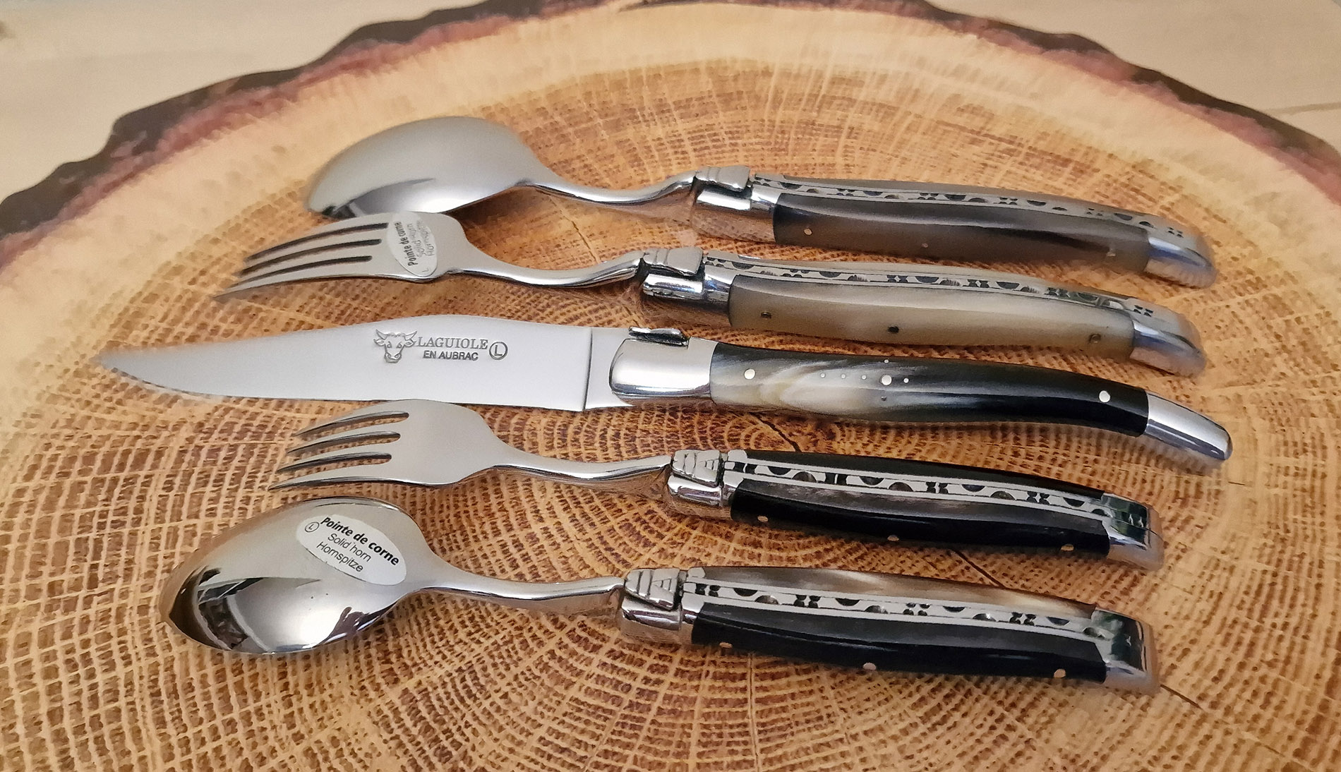 Set de table individuel Laguiole en Aubrac 5 pièces Manches en Pointe de Corne Finition Brillante