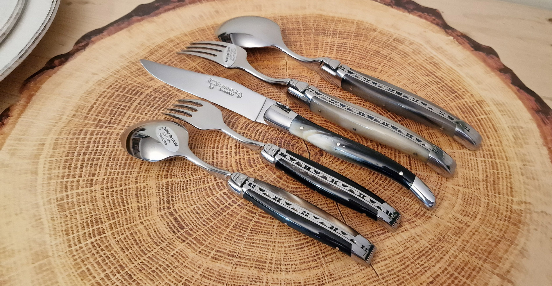 Set de table individuel Laguiole en Aubrac 5 pièces Manches en Pointe de Corne Finition Brillante