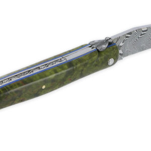 Couteau Prestige Laguiole en Aubrac 1 Pièce 12 cm Plein Manche en Loupe de Bouleau Teinté Vert Ressort Guilloché à la main Entretoises Bleue Mouche Stylisée Lame Damas